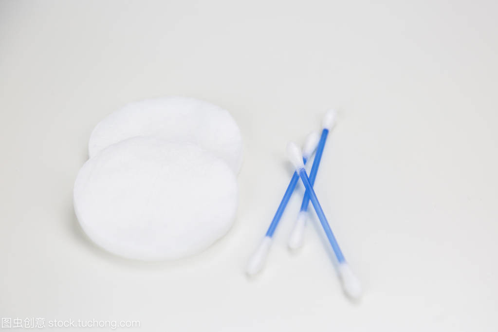 白色耳塞與清潔棉墊 電子產(chǎn)品銷售的貼心組合